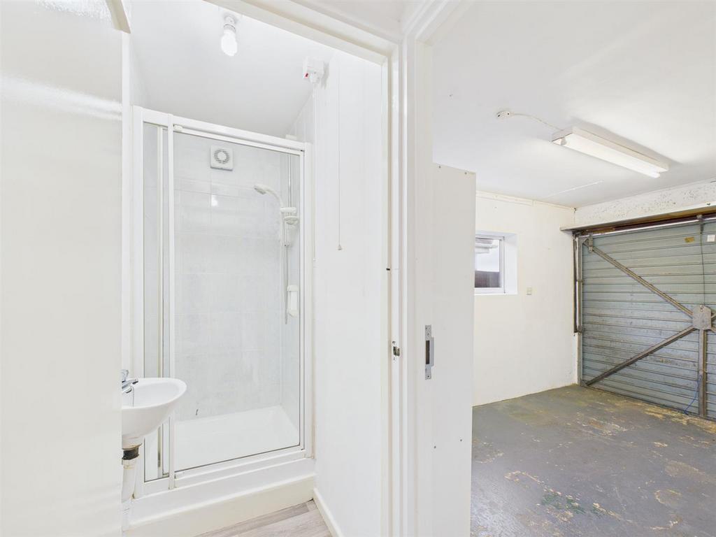 4-bed-house-leckhampton-9.jpg