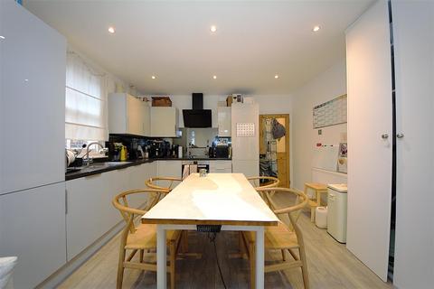 2 bedroom maisonette to rent, Market Place, East Finchley, N2