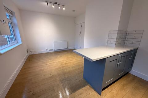 3 bedroom terraced house to rent, Beeston Road, Nottingham NG7