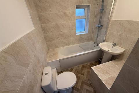 3 bedroom terraced house to rent, Beeston Road, Nottingham NG7
