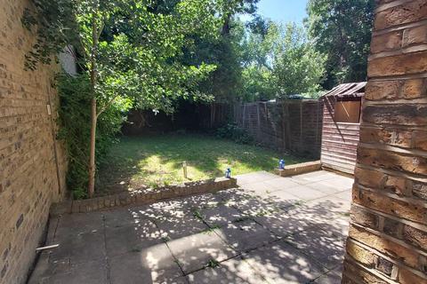 3 bedroom flat to rent, Cavendish Road