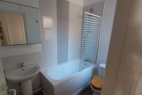 3 bedroom flat to rent, Cavendish Road