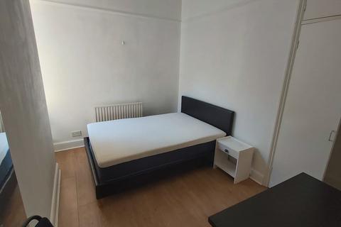 3 bedroom flat to rent, Cavendish Road