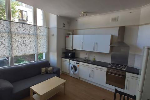 3 bedroom flat to rent, Cavendish Road