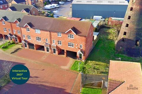3 bedroom end of terrace house for sale, Mill View, North Lincolnshire DN18