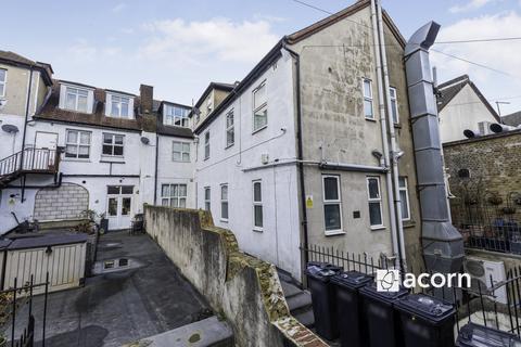 2 bedroom flat to rent, Manor Road Chatham ME4