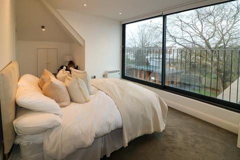 3 bedroom apartment to rent, Gunnersbury Avenue, Ealing, London, W5