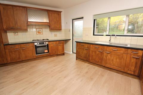 4 bedroom semi-detached house to rent, Norfolk Road, RM14