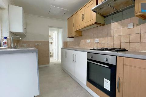 3 bedroom terraced house to rent, Victoria Road, Barking IG11