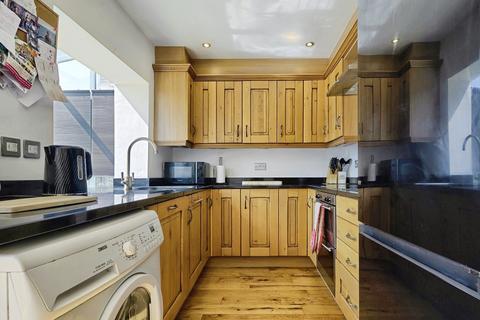 3 bedroom end of terrace house for sale, Wakefield Road, Lightcliffe, Halifax, HX3