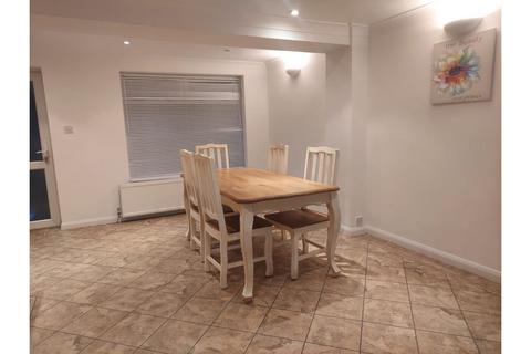 4 bedroom semi-detached house for sale, Reaper Road, Colchester, CO3