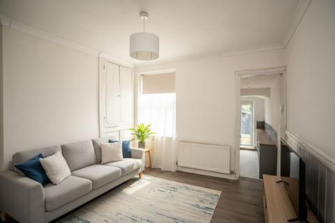 2 bedroom terraced house to rent, Fox Street, Gillingham, ME7