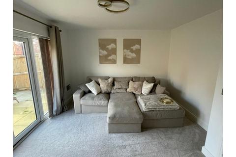 3 bedroom end of terrace house to rent, Park Hill Way, Wakefield, WF1