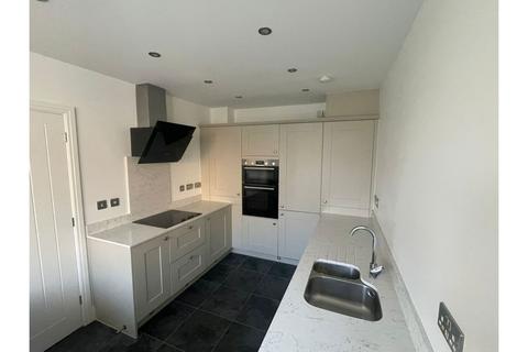 3 bedroom end of terrace house to rent, Park Hill Way, Wakefield, WF1