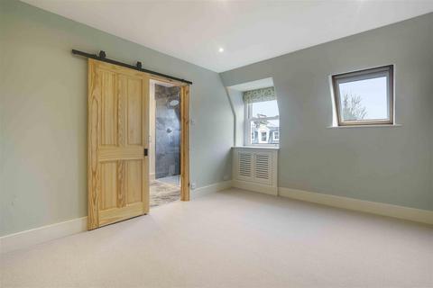 3 bedroom flat to rent, St Maur Road, London