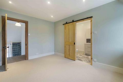 3 bedroom flat to rent, St Maur Road, London
