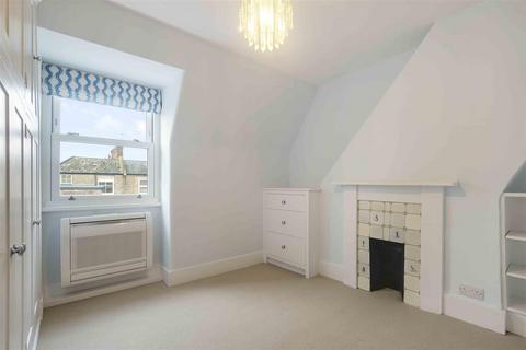 3 bedroom flat to rent, St Maur Road, London