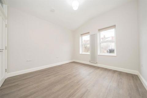 3 bedroom flat to rent, Larch Road, LONDON NW2