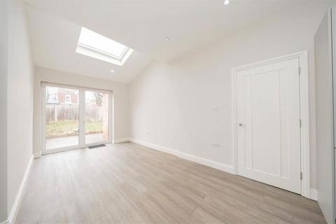 3 bedroom flat to rent, Larch Road, LONDON NW2