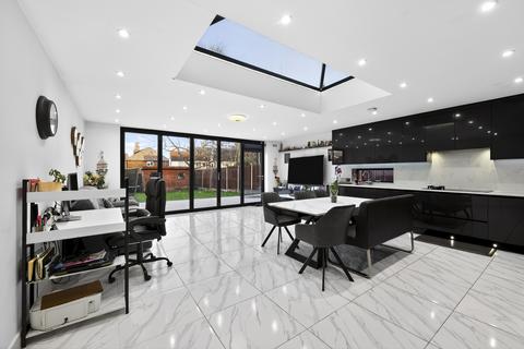 4 bedroom end of terrace house for sale, Gosforth Lane, Watford, WD19