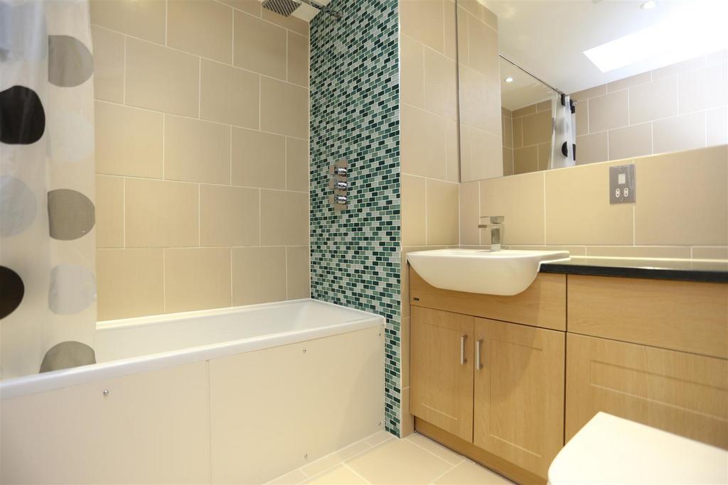 11, 13a Albion St bath.jpg