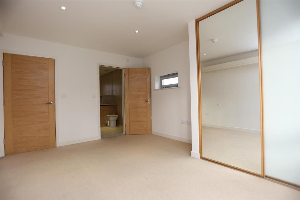 11, 13a Albion St bed1.jpg