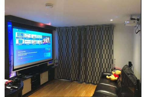 2 bedroom penthouse for sale - Manor Lane, Feltham, TW13