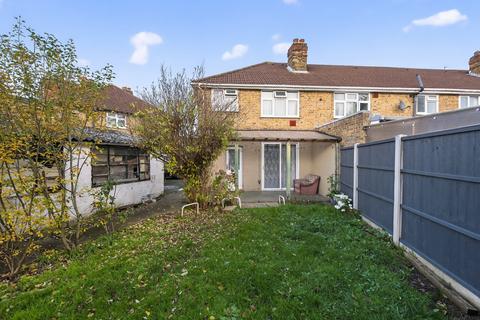 3 bedroom semi-detached house for sale, Meadowbank Gardens, Hounslow, TW5