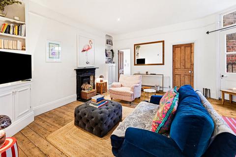 3 bedroom flat to rent, Fulham Road, London