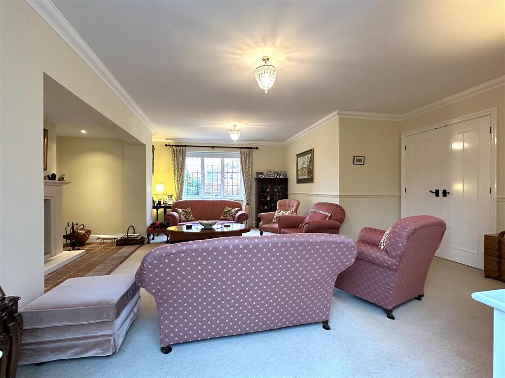 Spacious Lounge 826