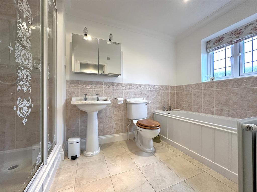 Master En-Suite Bathroom 649