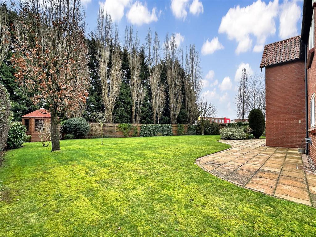 Lovely Proportioned Garden 874