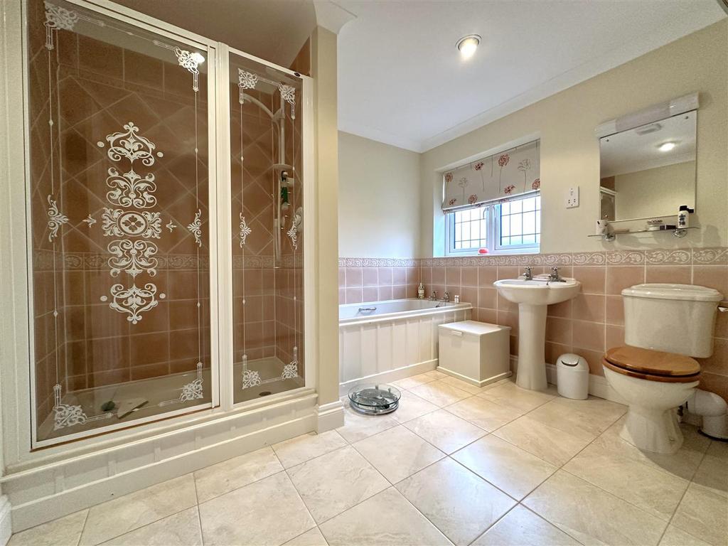 Four-Piece Famiy Bathroom 675