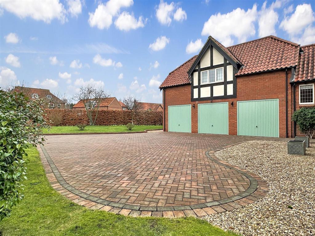 TRIPLE GARAGE &amp; Block Paved Driveway 870
