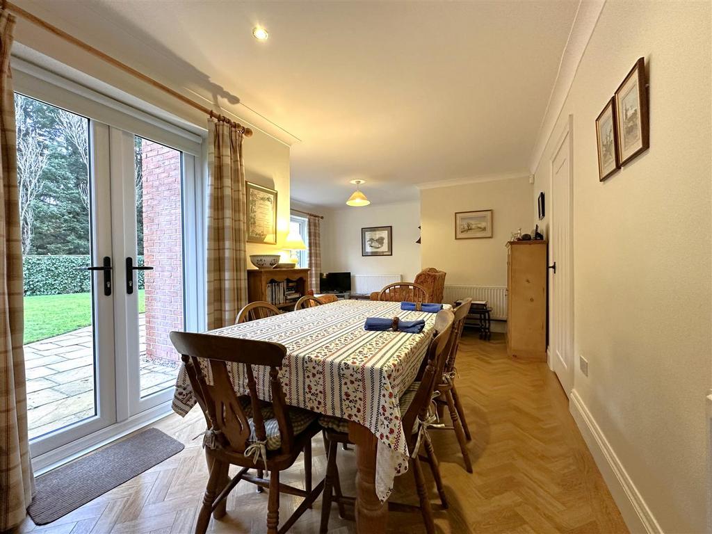 OPEN-PLAN Dining Area 760
