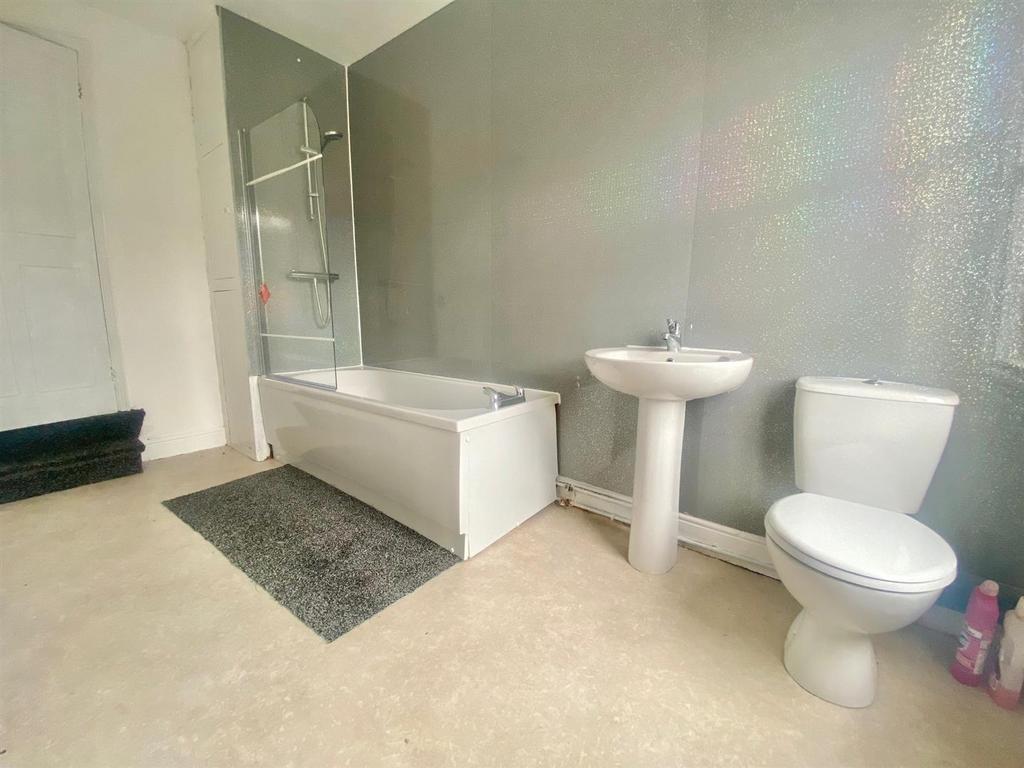 39 Oakley Road Bathroom shot 2.jpg