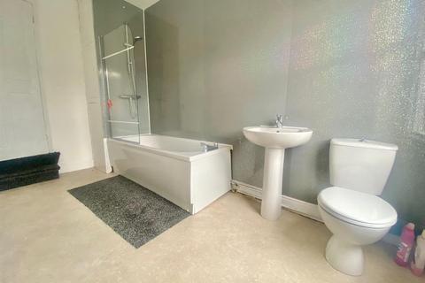 2 bedroom house to rent, Oakley Road, Leicester