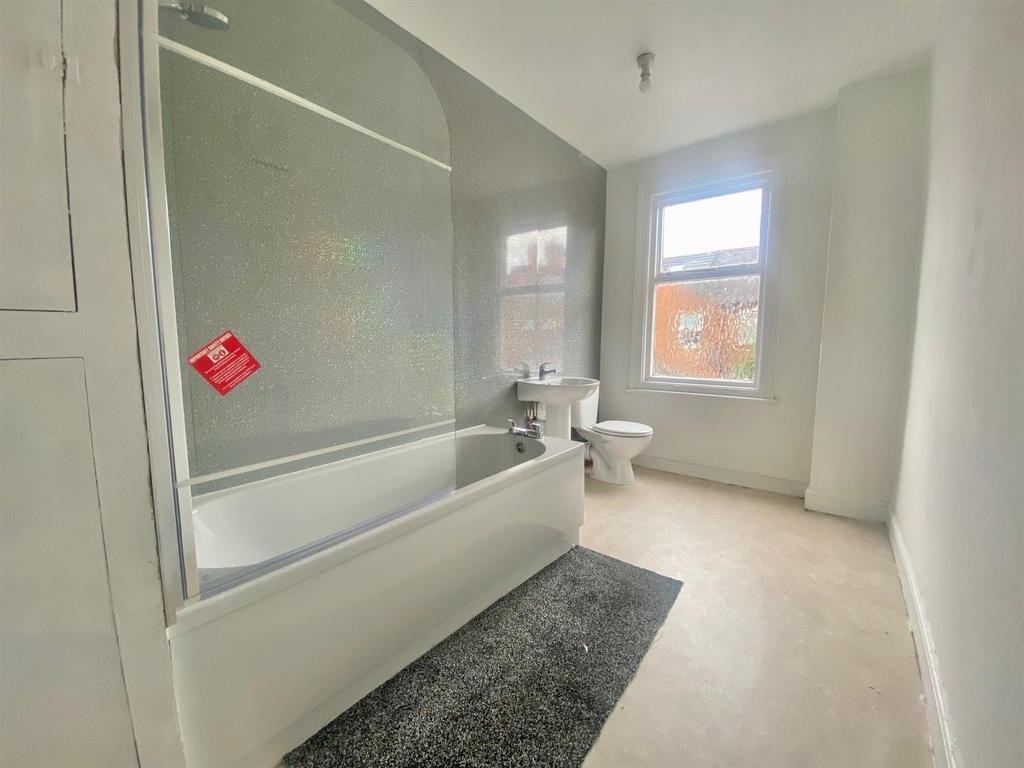 39 Oakley Road Bathroom shot 1.jpg