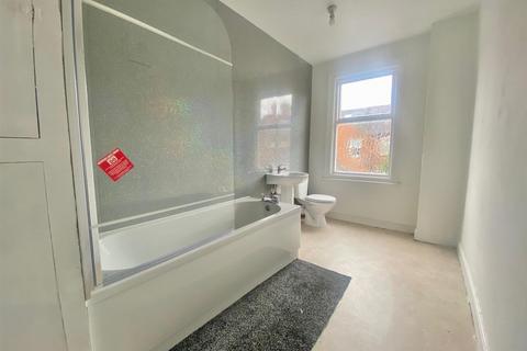 2 bedroom house to rent, Oakley Road, Leicester