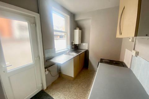 2 bedroom house to rent, Oakley Road, Leicester