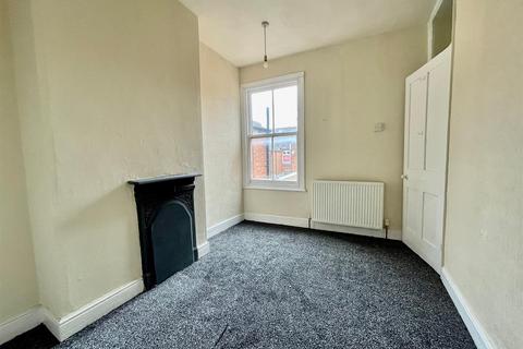 2 bedroom house to rent, Oakley Road, Leicester