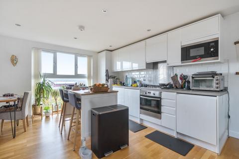 4 bedroom flat to rent, Ross Road, London, SE25