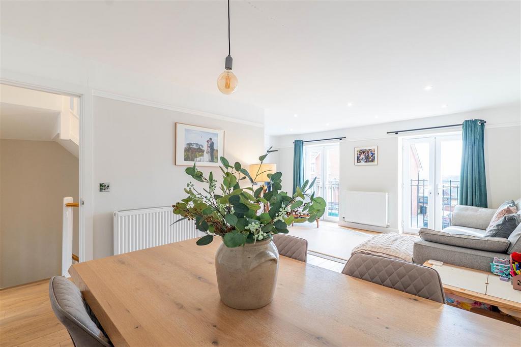 Lounge/Dining Room