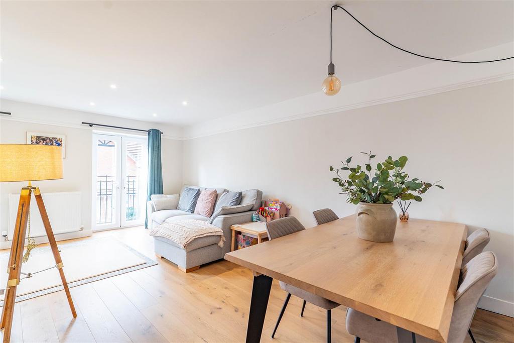 Lounge/Dining Room