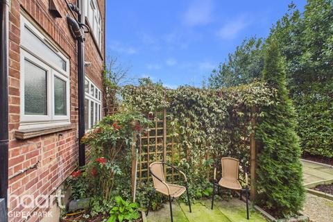 2 bedroom apartment for sale, Hill Court, Romford, RM1 3DA