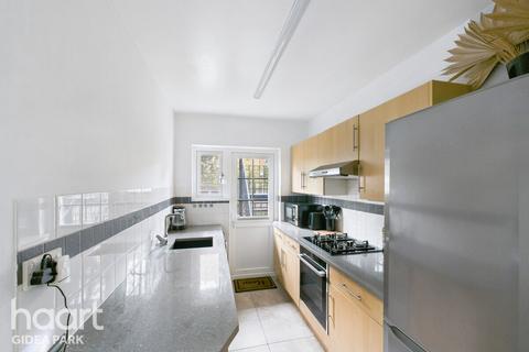 2 bedroom apartment for sale, Hill Court, Romford, RM1 3DA