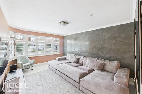 2 bedroom apartment for sale, Hill Court, Romford, RM1 3DA