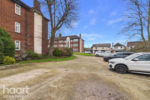 2 bedroom apartment for sale, Hill Court, Romford, RM1 3DA