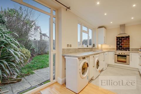 2 bedroom terraced bungalow to rent, Grosvenor Avenue, Harrow HA2