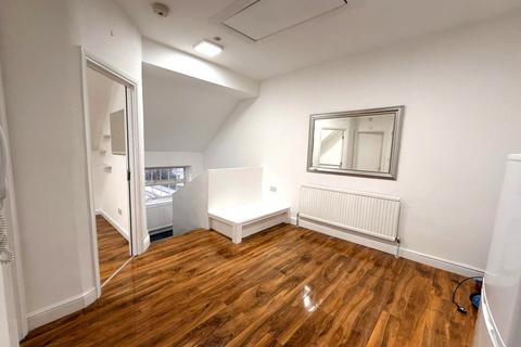 3 bedroom apartment to rent, York Road, Acton, W3
